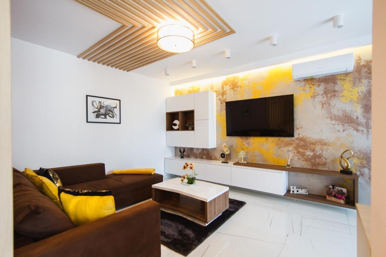 Romantic Getaway At West Residence Oradea Bagian luar foto