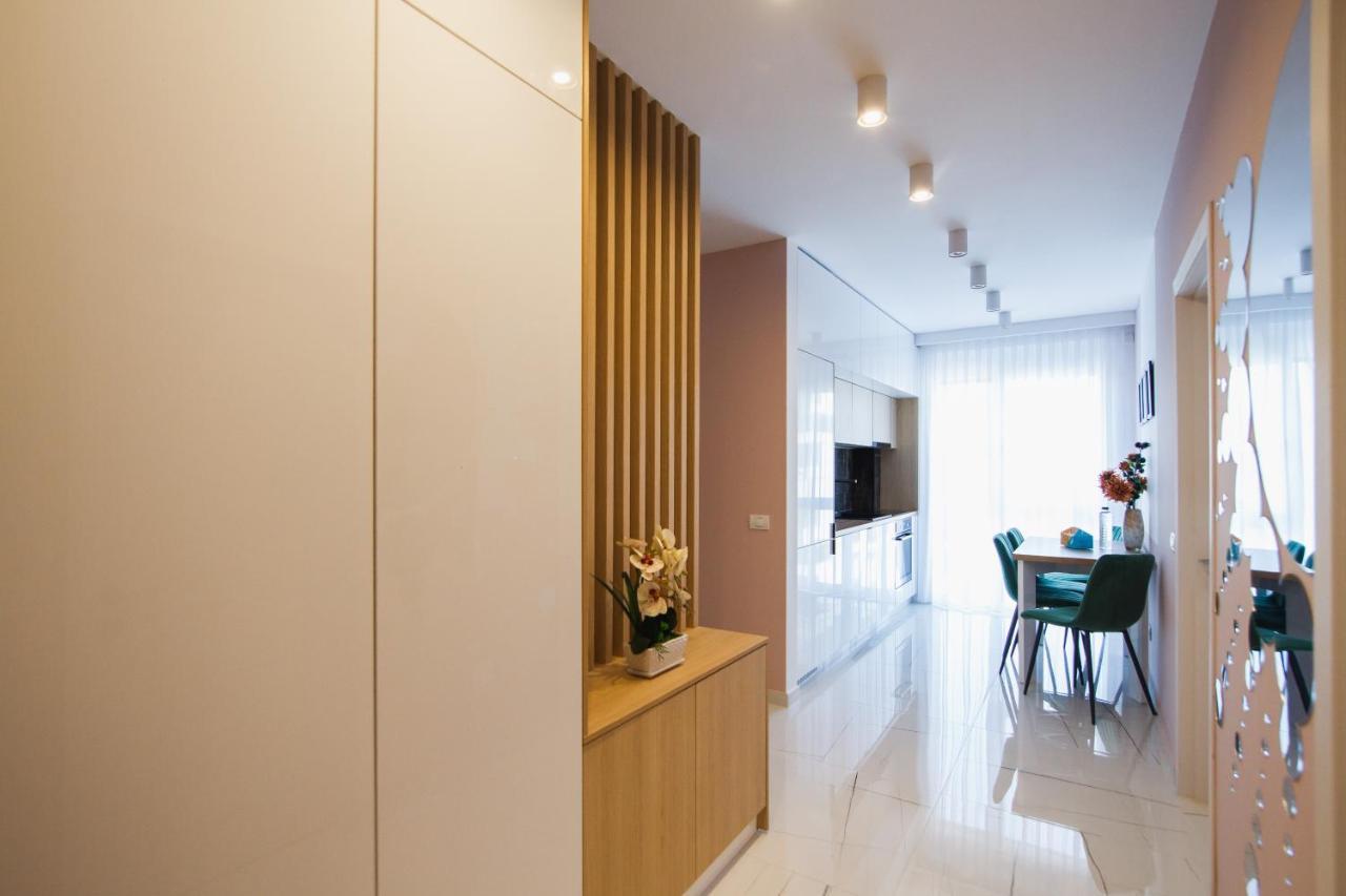 Romantic Getaway At West Residence Oradea Bagian luar foto
