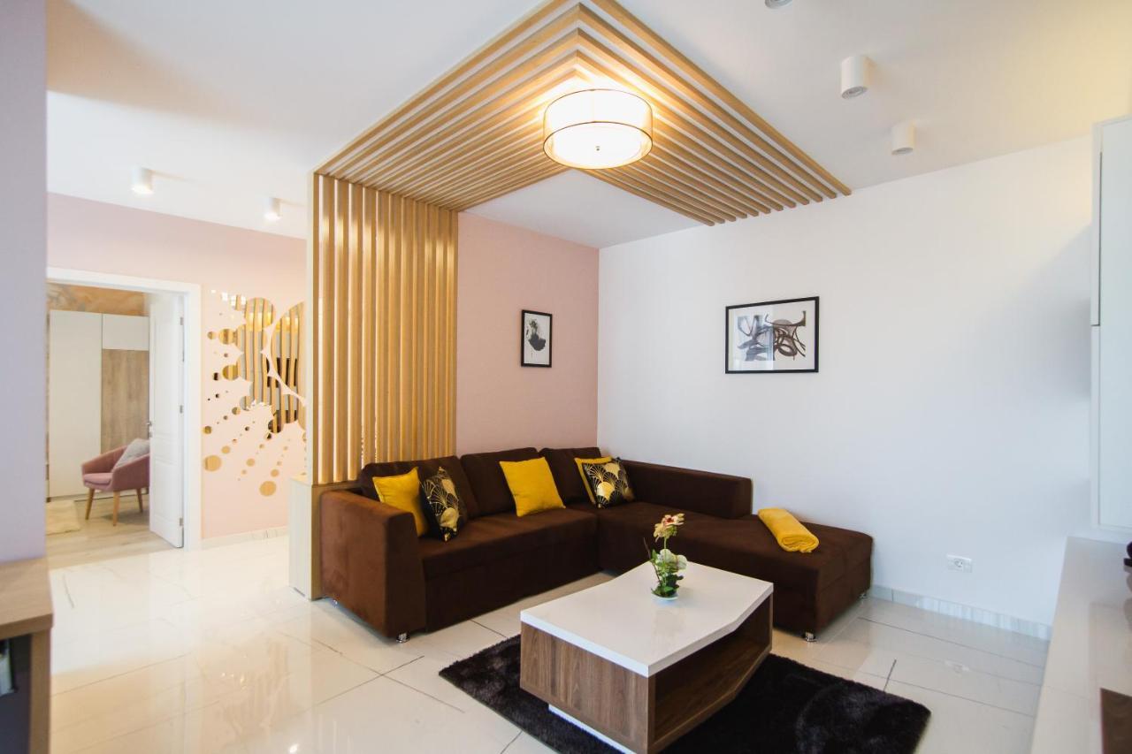 Romantic Getaway At West Residence Oradea Bagian luar foto
