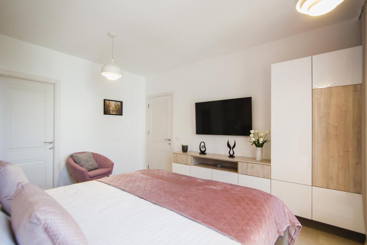 Romantic Getaway At West Residence Oradea Bagian luar foto