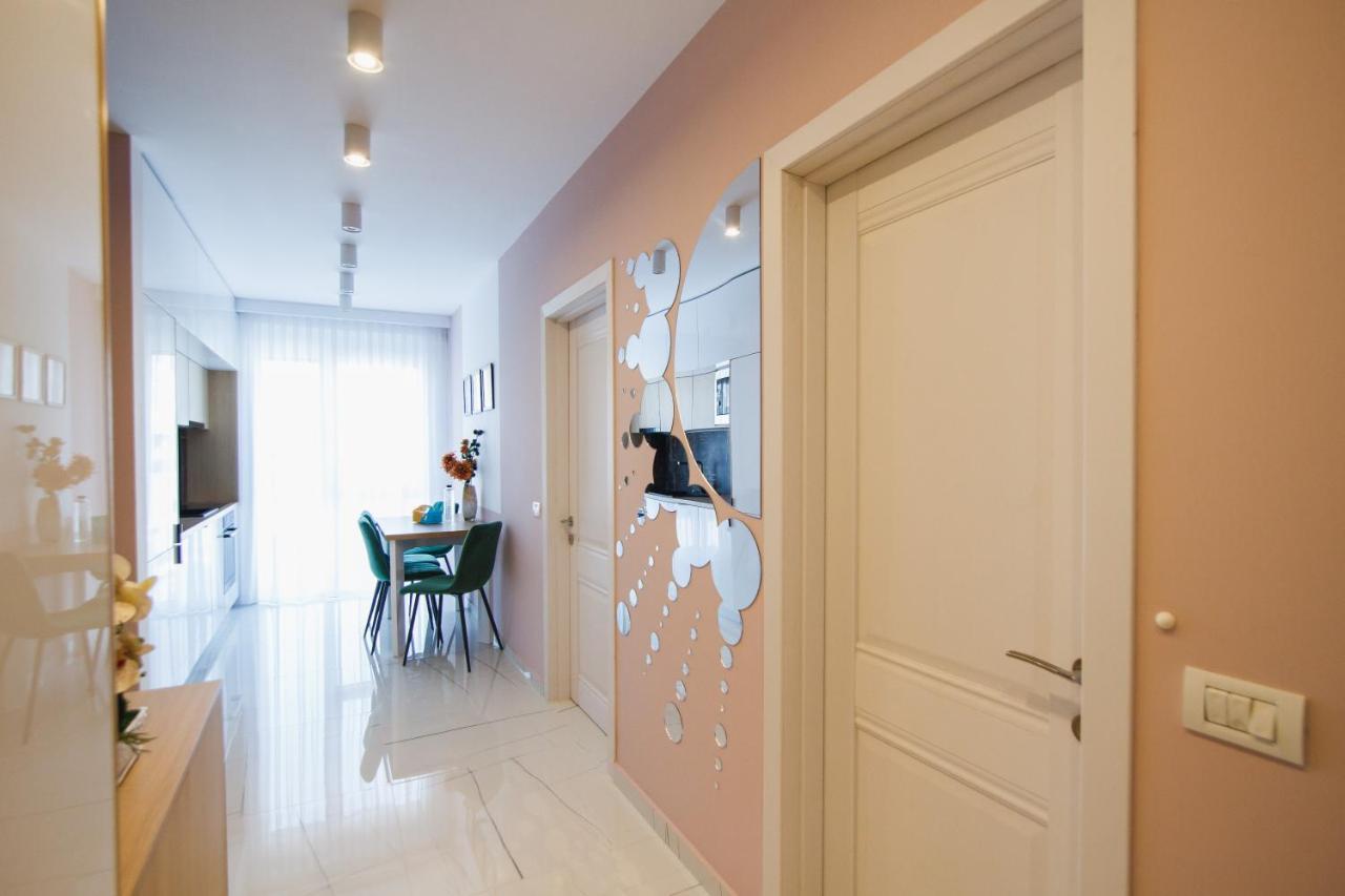 Romantic Getaway At West Residence Oradea Bagian luar foto